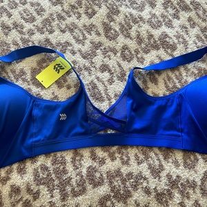 Front zip sports bra